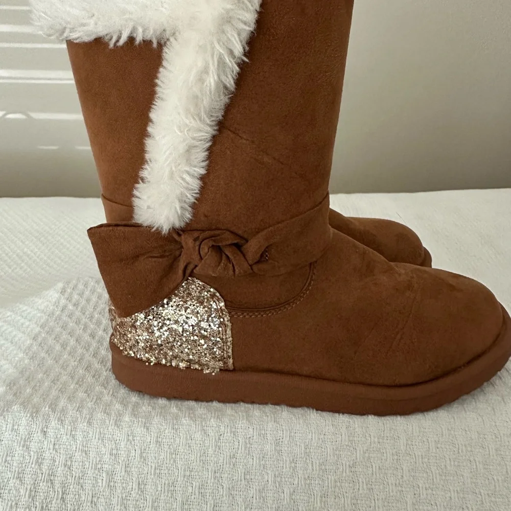 Magellan, Faux Suede, Trimmed With Faux Sherpa Fur. Sz 1 Very Good Condition
